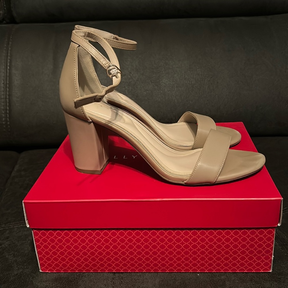 Kelly & Katie Hailee Heel 
Color: Taupe/Stone